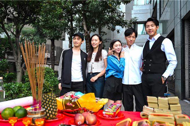 《一拍即合》由劉丞（右起）、游書庭、鄧雨忱、李又柔、杜韋立飾演。（艾迪昇傳播提供）