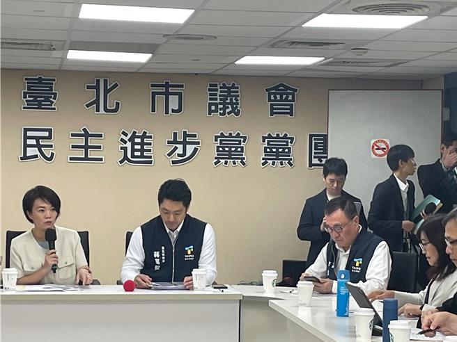 台北市长蒋万安（左二）16日赴议会民进党团说明重大议法案。（刘彦宜摄）