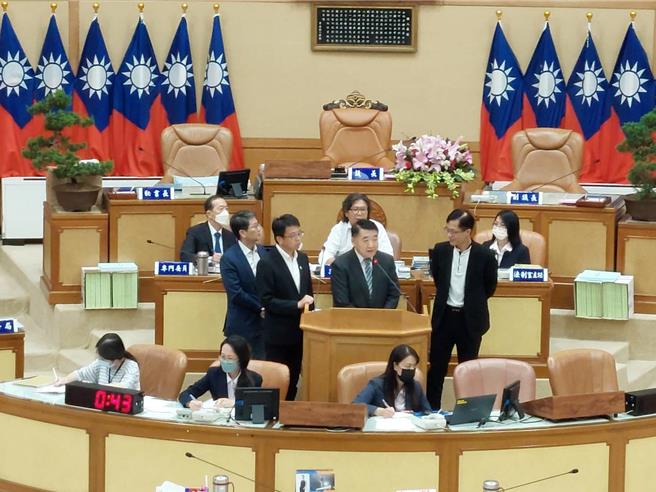 民進黨新北市議員陳永福今（16）日在議會質詢新店灣潭自辦市地重劃議題，要求主席國民黨新北市議員陳明義裁示地政、城鄉、工務、環保局一個月跟他開一次會，陳明義未直接裁示引發陳永福不滿。（陳慰慈攝）