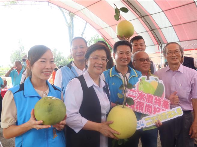 彰化县二水国际跑水节系列活动将展开，彰化县政府等单位邀请全国乡亲到二水乡观光，享用白柚等农特产品。（孙英哲摄）