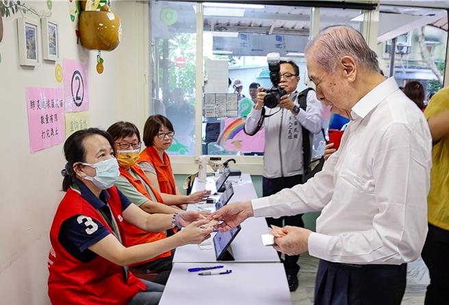 李理事長關懷巡迴醫療狀況。（軍聞社提供）