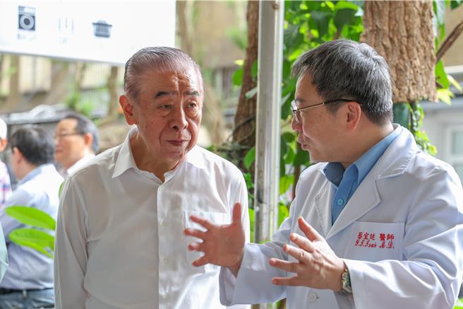 李理事長關懷巡迴醫療狀況。（軍聞社提供