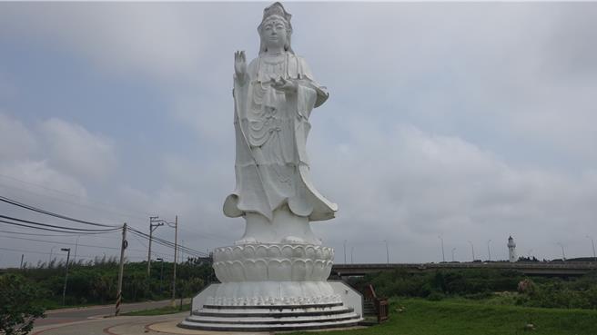 桃园市观音滨海游憩区原有1座大型观音雕像，因风蚀损毁，为避免倒塌危险于2015年拆除，地方多年来期盼重建观音雕像，民眾表示，雕像拆除后，总感觉观音少了什么。国民党籍议员吴进昌盼以「观音地标景观工程」重建，非宗教目的。（观旅局提供／廖姮玥桃园传真）
