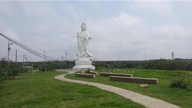 桃园市观音滨海游憩区原有1座大型观音雕像，因风蚀损毁，为避免倒塌危险于2015年拆除，地方多年来期盼重建观音雕像，民眾表示，雕像拆除后，总感觉观音少了什么。国民党籍议员吴进昌盼以「观音地标景观工程」重建，非宗教目的。（观旅局提供／廖姮玥桃园传真）