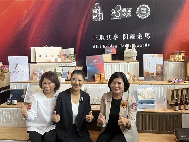 嘉義市長黃敏惠（左起）、南投縣長許淑華、雲林縣長張麗善16日舉行金馬禮品發表會，盼透過華語電影盛事向國際推廣台灣味。（楊靜茹攝）