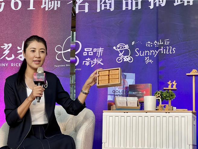 許淑華說，中寮香蕉製作糕點推出「微熱山丘」，甜點以水刀雕刻出金馬等LOGO，獲金馬61禮品。（楊靜茹攝）