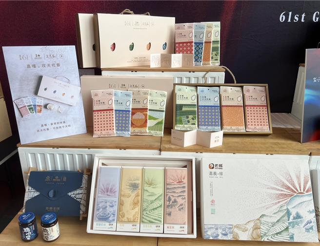 嘉義市選用抗極端氣候的台農82號米，明道中學學生以木都、花磚等城市意象設計包裝，推出「嘉嚐，改天吃飯」，傳遞幸福滋味。（楊靜茹攝）