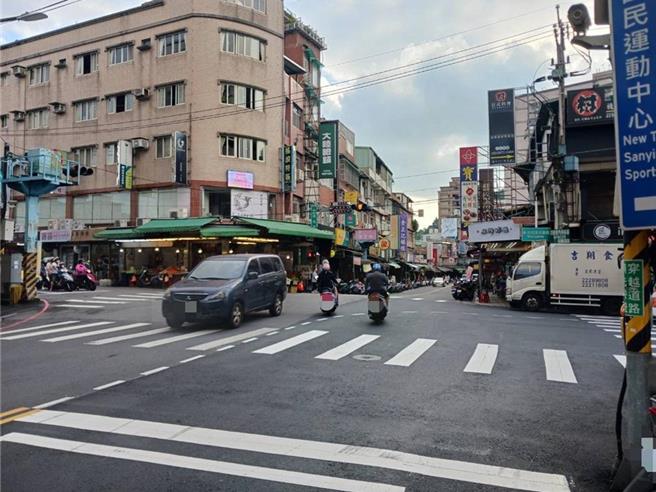 新北市三峡区文化路与民生路段，近日因三峡警分局加装科技执法取缔不礼让行人，新北市交通局将原本的闪黄灯改为三色号志，但却因秒数问题造成路口大塞车、民怨四起，交通局则表示由于将车辆通行时间部分挪用为礼让行人，目前观察确实容易造成交通塞车，会再滚动式检讨红绿灯秒数。（三峡警分局提供）
