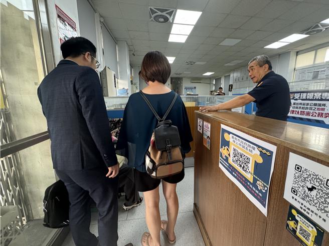 刘姓退休女教师(中)今天下午在律师陪同下到立人派出所备案。(曹婷婷摄)