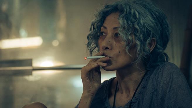 白靈在《鬼們之蝴蝶大廈》中扮老扮醜與以往形象差很大。（劇匯文創提供）