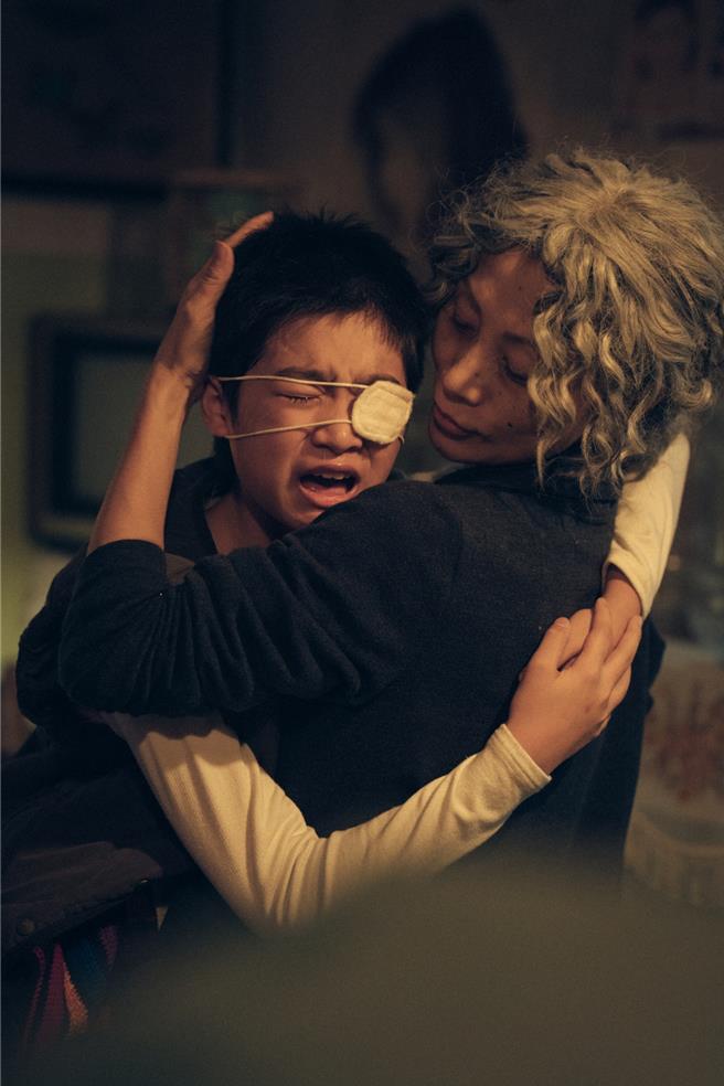 白靈（右）與白潤音飾演相依為命的祖孫。（劇匯文創提供）