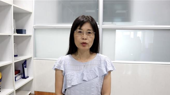 高市教育局主任秘書歐素雯指出，考量該教師為累犯，校方依法加重懲處記2大過，為避免該教師與學生接觸，暫調教育局，從事工程安全及防災等行政工作。（教育局提供／紀爰高雄傳真）