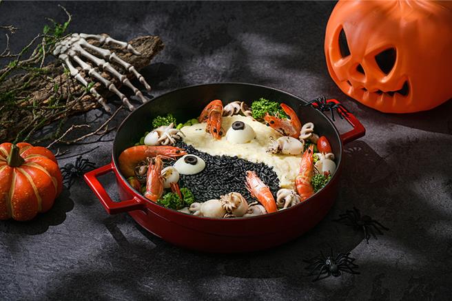 和逸饭店·台南西门馆Cozzi KITCHÉN餐厅主厨特制「太极海鲜炖饭」，以墨鱼和奶油酱汁打造太极图案，搭配鲜虾、小章鱼等海鲜，加上两颗眼睛装饰，变身海底冒出的神秘黑白面孔。（和逸饭店·台南西门馆提供／吴娮翎台北传真）