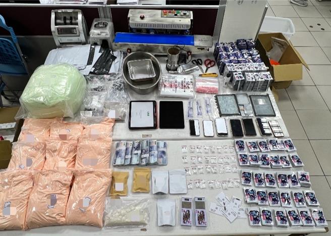 4名男子利用葬儀社鐵皮屋外觀作為掩護，在屋內製造大量毒品。（竹北分局提供／邱立雅竹縣傳真）