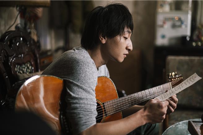 林政勳在《優雅的相遇》中失去工作回到老家，閒時偶爾還是會彈奏他最愛的吉他。（張作驥電影工作室提供）