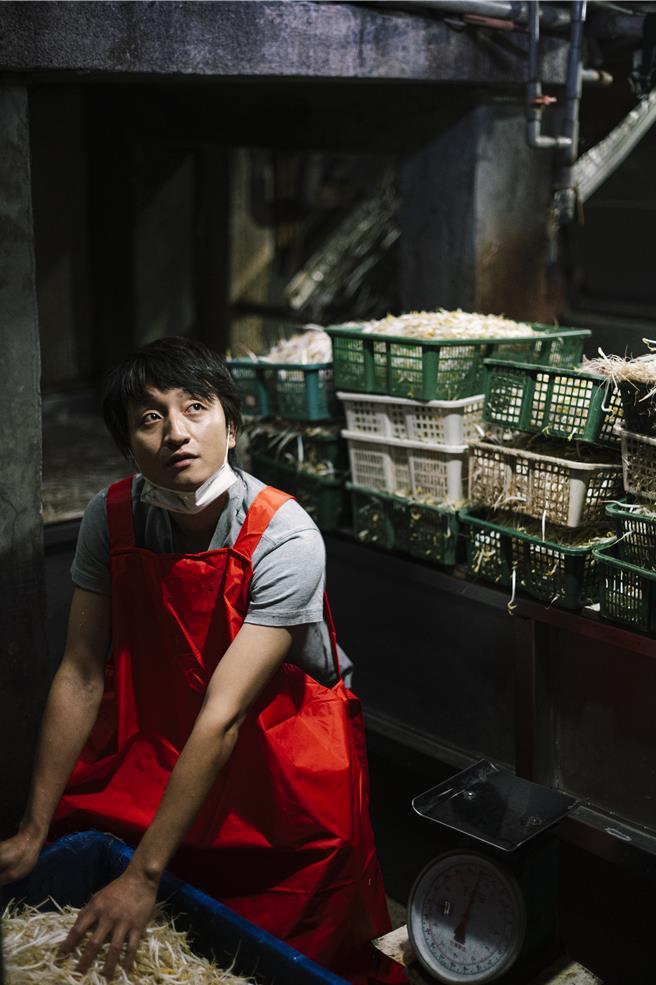林政勳在《優雅的相遇》裡回到老家，被引薦到豆芽菜工廠上班。（張作驥電影工作室提供）