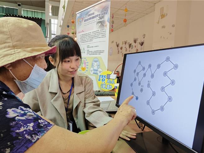 嘉义市政府卫生局16日举办延缓失智失能活动，成大AI运动联盟为长者检测认知功能。（廖素慧摄）