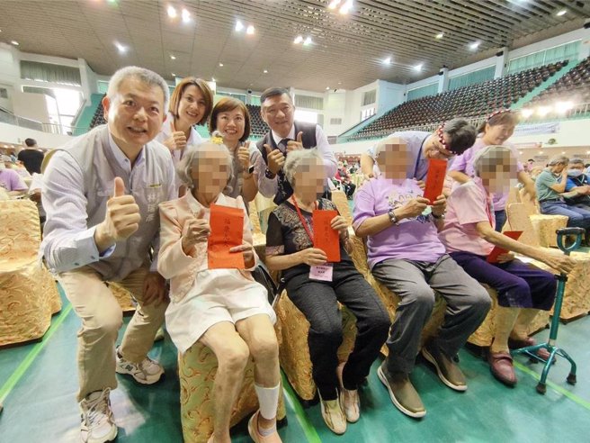 嘉义市政府卫生局16日办延缓失智失能活动，副市长林瑞彦送红包给高龄长者祝贺。（廖素慧摄）