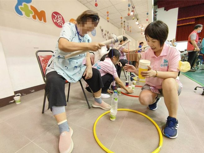 嘉义市政府卫生局16日办延缓失智失能活动，长者玩游戏闯关乐哈哈。（廖素慧摄）