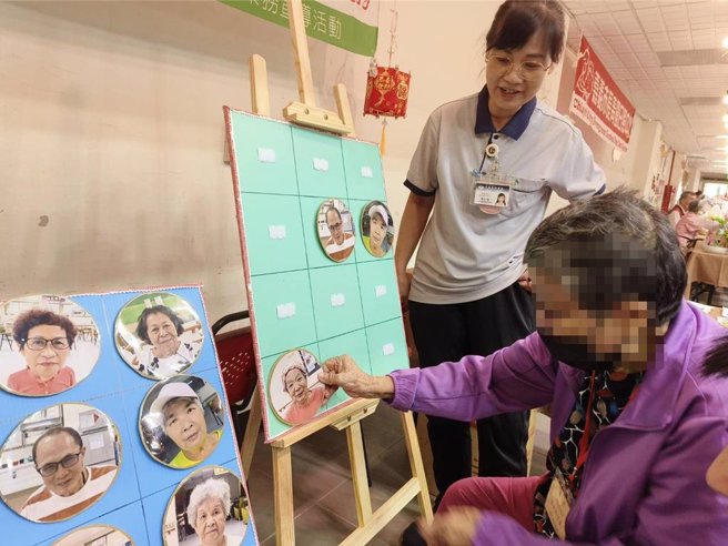 嘉义市政府卫生局16日办延缓失智失能活动，长者玩游戏促进认知能力。（廖素慧摄）