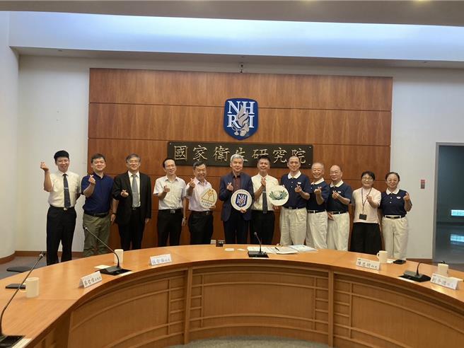 国家卫生研究院携手慈济再生电脑团队，将汰旧电脑硬体修復后捐助给苗栗县卓兰高中学生使用。（国卫院提供／谢明俊苗栗传真）