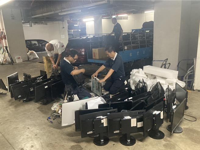 国家卫生研究院携手慈济再生电脑团队，将汰旧电脑硬体修復后捐助给苗栗县卓兰高中学生使用。（国卫院提供／谢明俊苗栗传真）