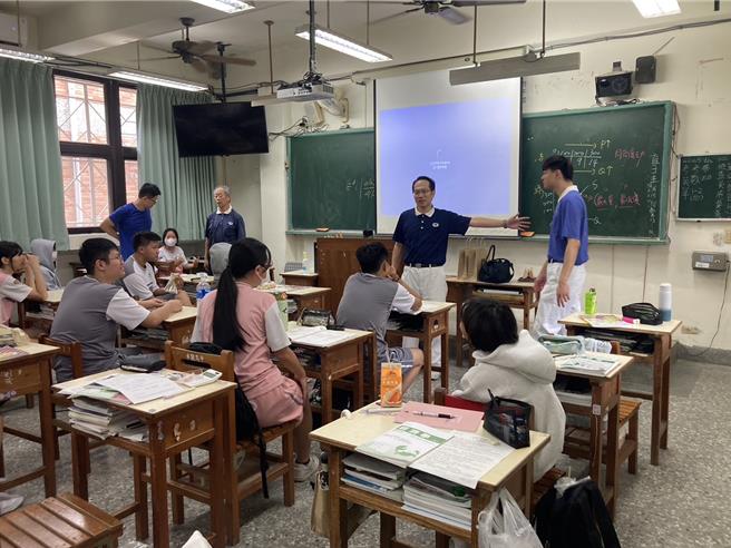 国家卫生研究院携手慈济再生电脑团队，将汰旧电脑硬体修復后捐助给苗栗县卓兰高中学生使用。（国卫院提供／谢明俊苗栗传真）