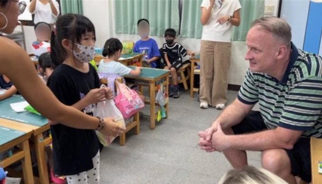 奥利佛（右）和莲潭国小学生用英语相互介绍零食。（校方提供／宝智华台南传真）