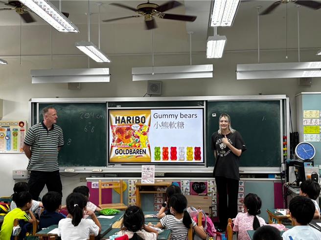 奥利佛（左）和女儿小哈（右）一起和2年2班小朋友互动。（校方提供／宝智华台南传真）
