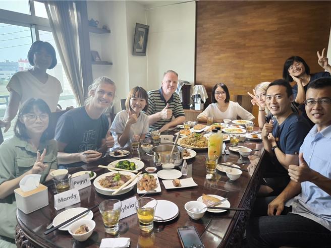 校方以台菜宴请奥利佛。（校方提供／宝智华台南传真）