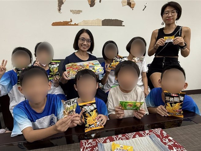 2年2班小朋友们准备旺仔小馒头等台湾零食和奥利佛交流。（宝智华摄）