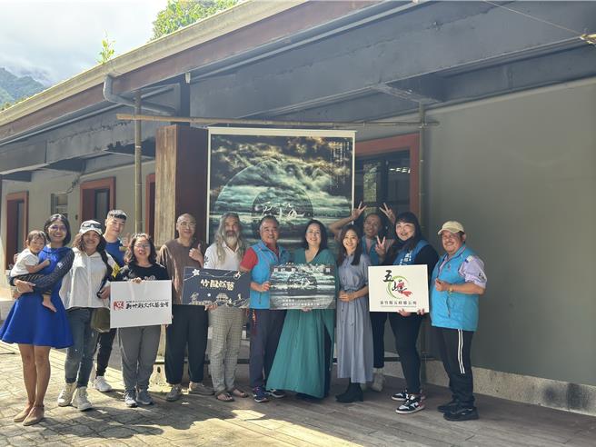 新竹縣文化基金會邀請藝術家蘇婭到五峰藝術之森辦攝影展。（新竹縣文化基金會提供／邱立雅竹縣傳真）