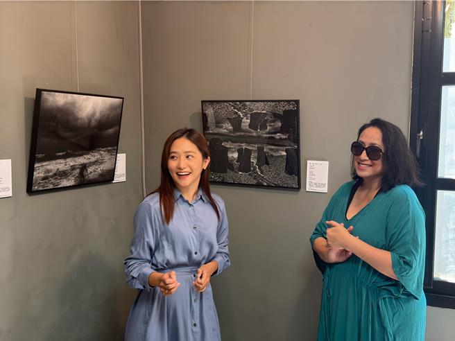 蘇婭的攝影展主題展「Tmnga Bsilung ／ 看·海」共有3個系列，包括「光」、「浪漫海」及「人與海」等作品。（新竹縣文化基金會提供／邱立雅竹縣傳真）