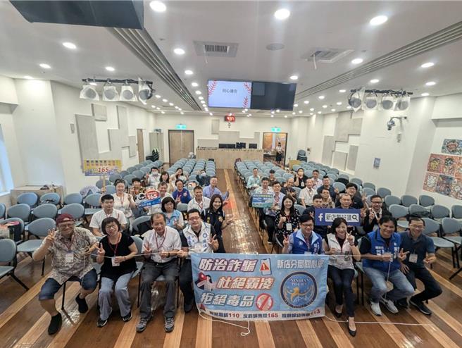 此新店分局因應日新月異的詐騙手法，攜手教會在新店區、烏來區、坪林區、深坑區、石碇區牧者早晨禱告會中進行關懷。（新店警分局提供）