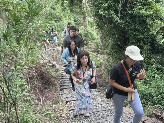 林业保育署宜兰分署与企业茶籽堂签约步道认养，负责维护管理、环教导览等，为宜兰首例。（林保署提供／吴佩蓉宜兰传真）