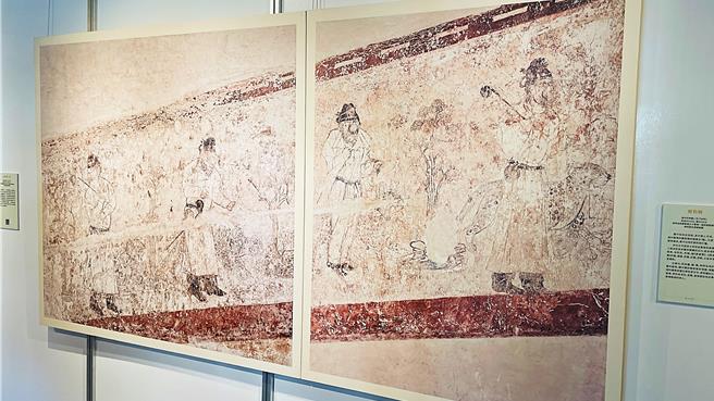 壁畫《馴豹圖》中，侍衛手持名為「檛」的棍棒馴服獵豹。（蕭嘉蕙攝）