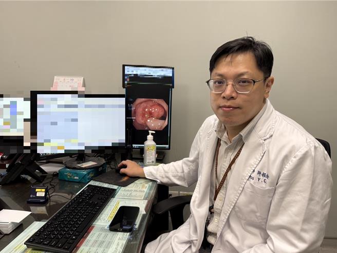 長安醫院肝膽腸胃科許鈺銓呼籲，50歲以上的民眾應每兩年一次做糞便潛血檢查，特別是有大腸癌家族史的民眾，更應該加倍注意。（長安醫院提供／馮惠宜台中傳真）