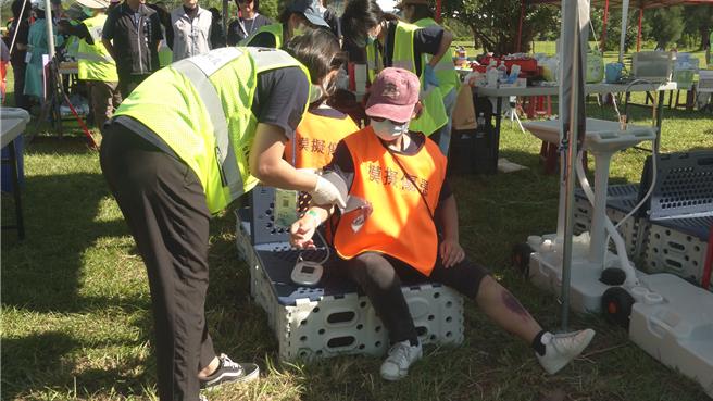 台东县卫生局在台东森林公园启动为期2天的灾难医疗演练。（蔡旻妤摄）