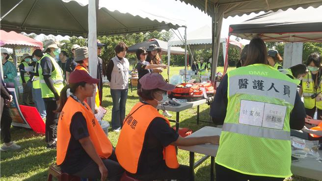 台东县卫生局在台东森林公园启动为期2天的灾难医疗演练。（蔡旻妤摄）