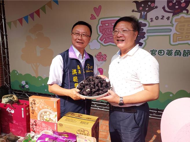 西拉雅风景管理处徐振能（右）及官田区长洪聪发（左）共同推销官田菱角。（市府提供／宝智华台南传真）