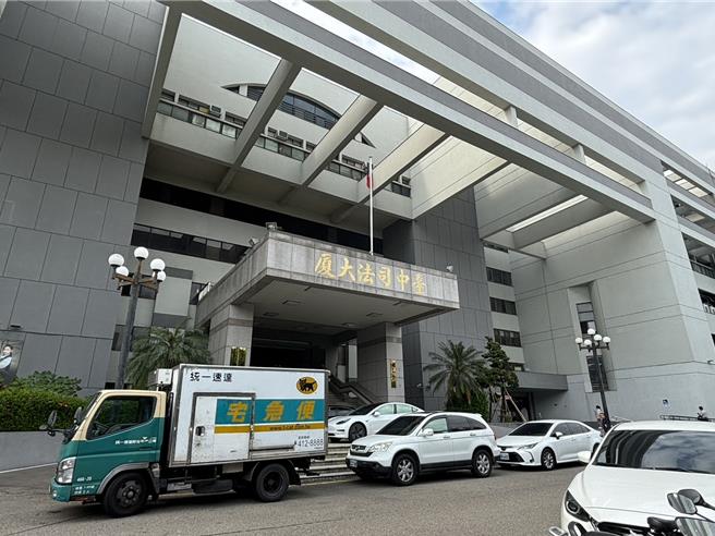 莊姓女子2023年11月間到台中市經發局洽公，一時情緒失控對1名約雇人員怒吼「靠爸、沒水準、鑽老鼠洞進來」，被依公然侮辱等罪嫌起訴，台中地院判莊無罪，可上訴。（資料照片）