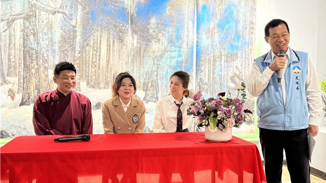 金门县文化局长吕坤和（右一）表示，《别来吴恙》公演无论是幽默风趣的段子、还是充满情感的表达，都将带给金门观眾无限的欢乐与回忆。（于家麒摄）