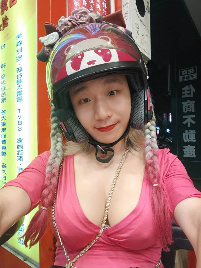 即便炎热高温，林冠宏每天出门外送都会穿戴假胸部。（林冠宏提供）