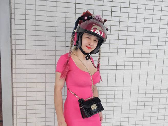 林冠宏外送身穿桃红色紧身套装，展现好身材。（记者游定刚拍摄）