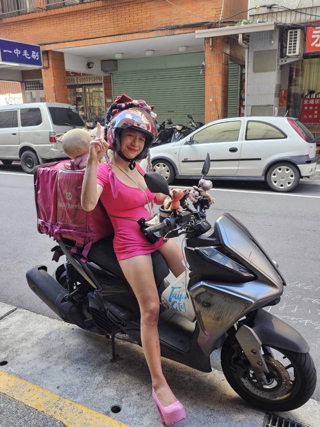 「爆乳外送员」林冠宏勇敢做自己，网上讨论度超高。（记者游定刚拍摄）