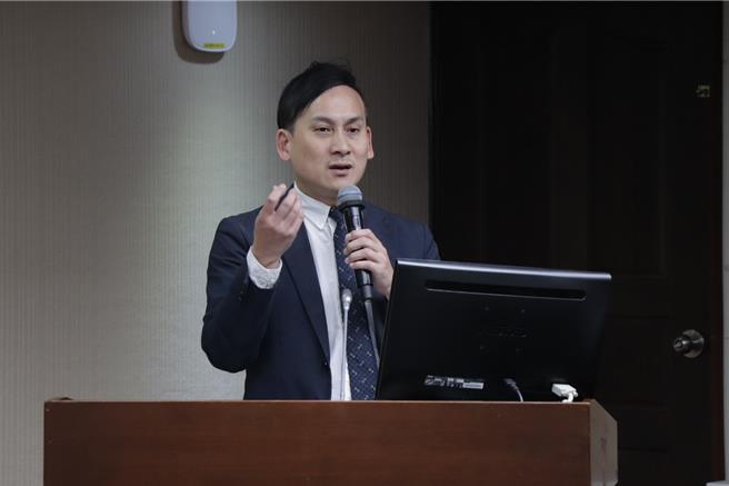 叶元之今天在立法院教育文化委员会质询时表示，服勤同意书这个议题上面，教育部的说法永远都在改变。（图／叶元之提供）