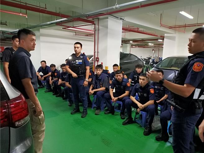 车辆盘查演练。（新北市警察局提供）