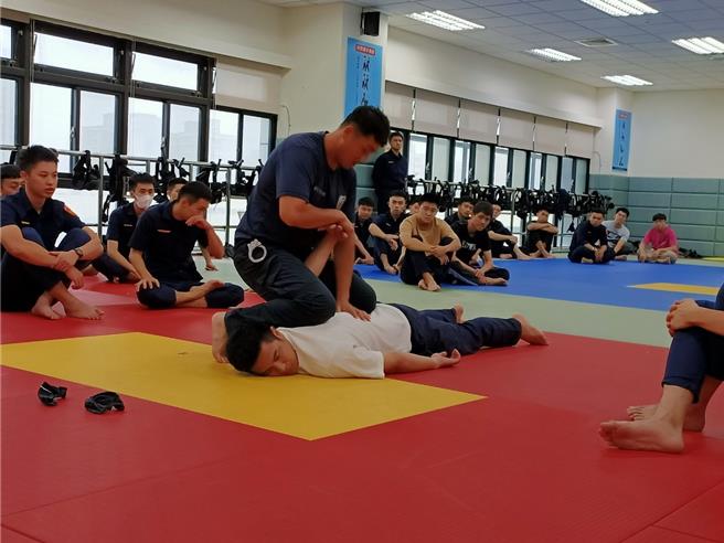 上铐搜身实境演练。（新北市警察局提供）