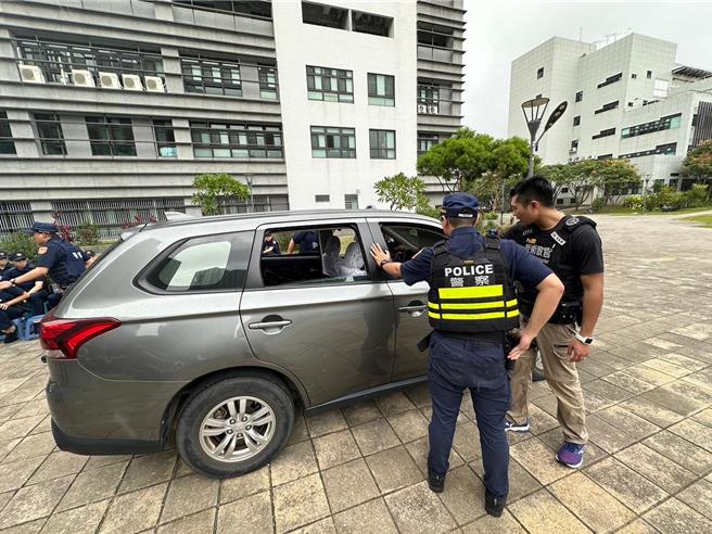 拦查可疑车辆演练。（新北市警察局提供）