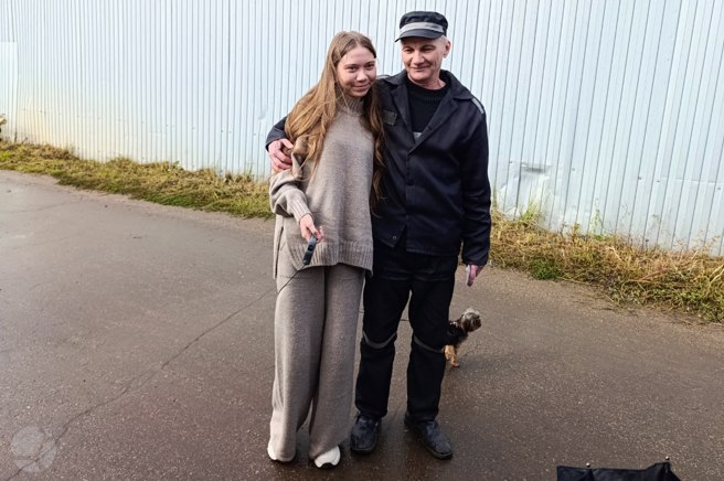 經過2年的刑期，阿列克西終於獲釋，女兒瑪莎前來迎接。(圖/X)